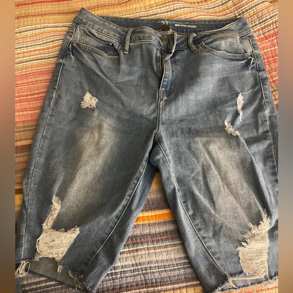 Distressed ladies Bermuda shorts worn once. Exactly condition. Size 14